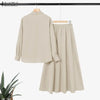 Beige, elegantes, schlichtes Hemd und mehrlagiges Rock-Set auf einem Bügel.