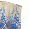 Nahaufnahme eines traditionellen afrikanischen Dashiki Maxi-Kleidstoffs mit blau-goldenen Blattmustern auf beigem Stoff.