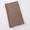 Écharpe instant en jersey extensible couleur taupe solide, pliée et exposée sur fond blanc.
