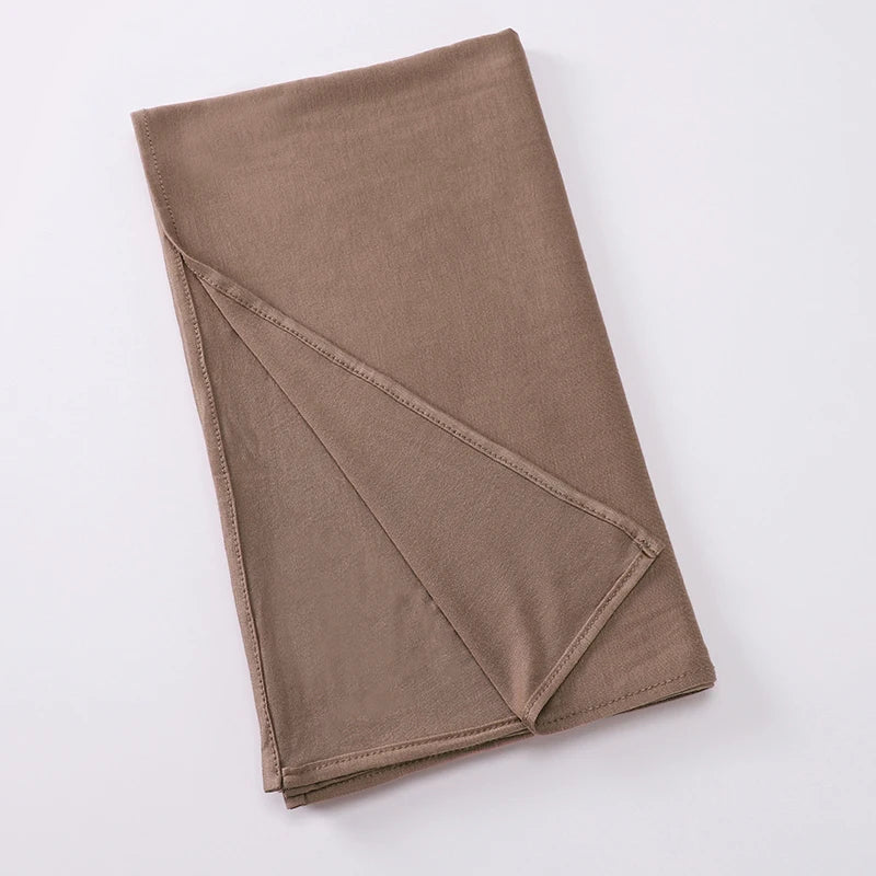 Écharpe instant en jersey extensible couleur taupe solide, pliée et exposée sur fond blanc.