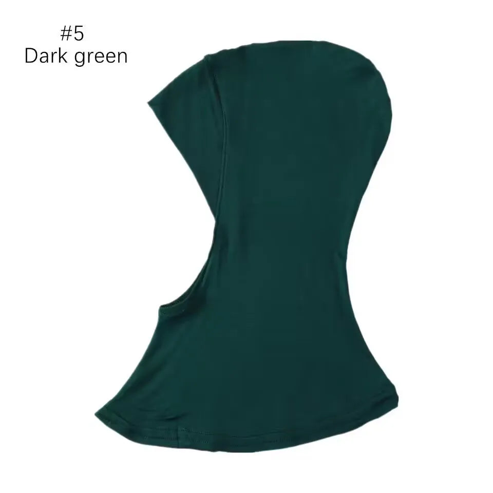 Un foulard et un hijab modestes vert foncé pour femmes.