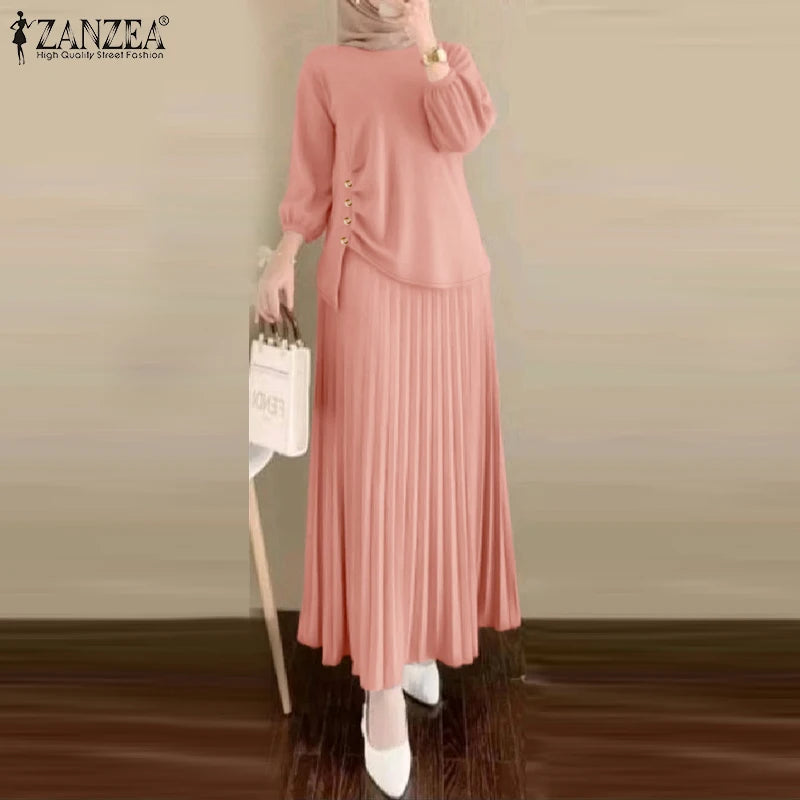 Une femme modélise un ensemble tunique et jupe longue plissée rose.