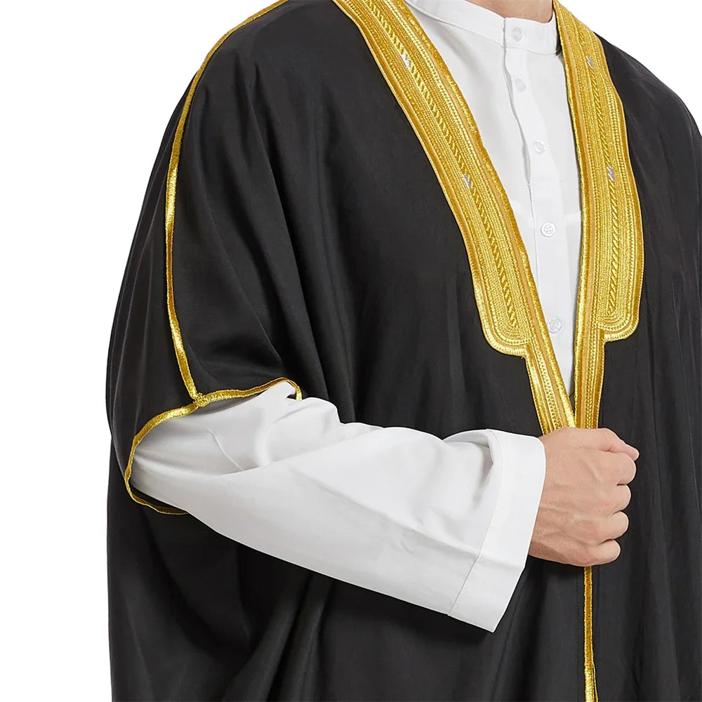 Schwarzer Herrenjubba-Kaftan mit Goldverzierung und weißes Hemd auf einem männlichen Model.