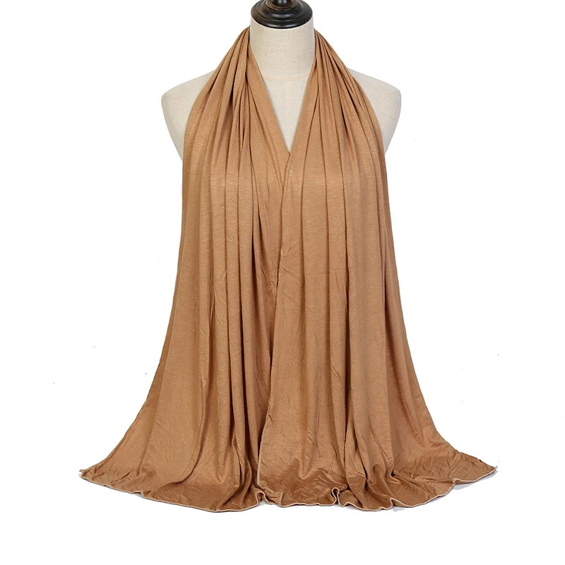 Braunes Premium-Moda-Baumwoll-Hijabtuch, um den Hals eines Mannequins gewickelt.