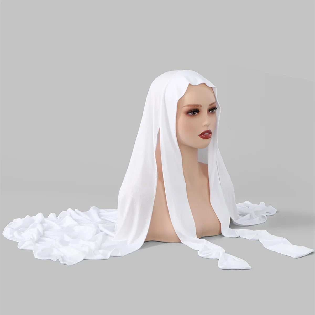 Weiße elastische Modal-Jersey-Hijab, über den Kopf und die Schultern eines Mannequins drapiert.