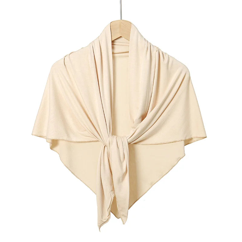 Écharpe hijab en maillot de triangle beige drapée sur un cintre.