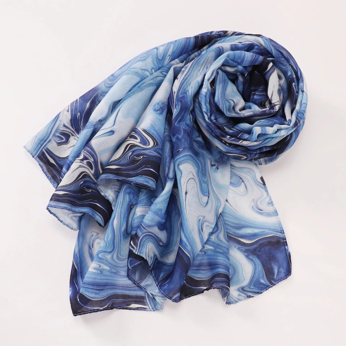 Pañuelo hiyab acuarela azul y blanco con patrón marmolado