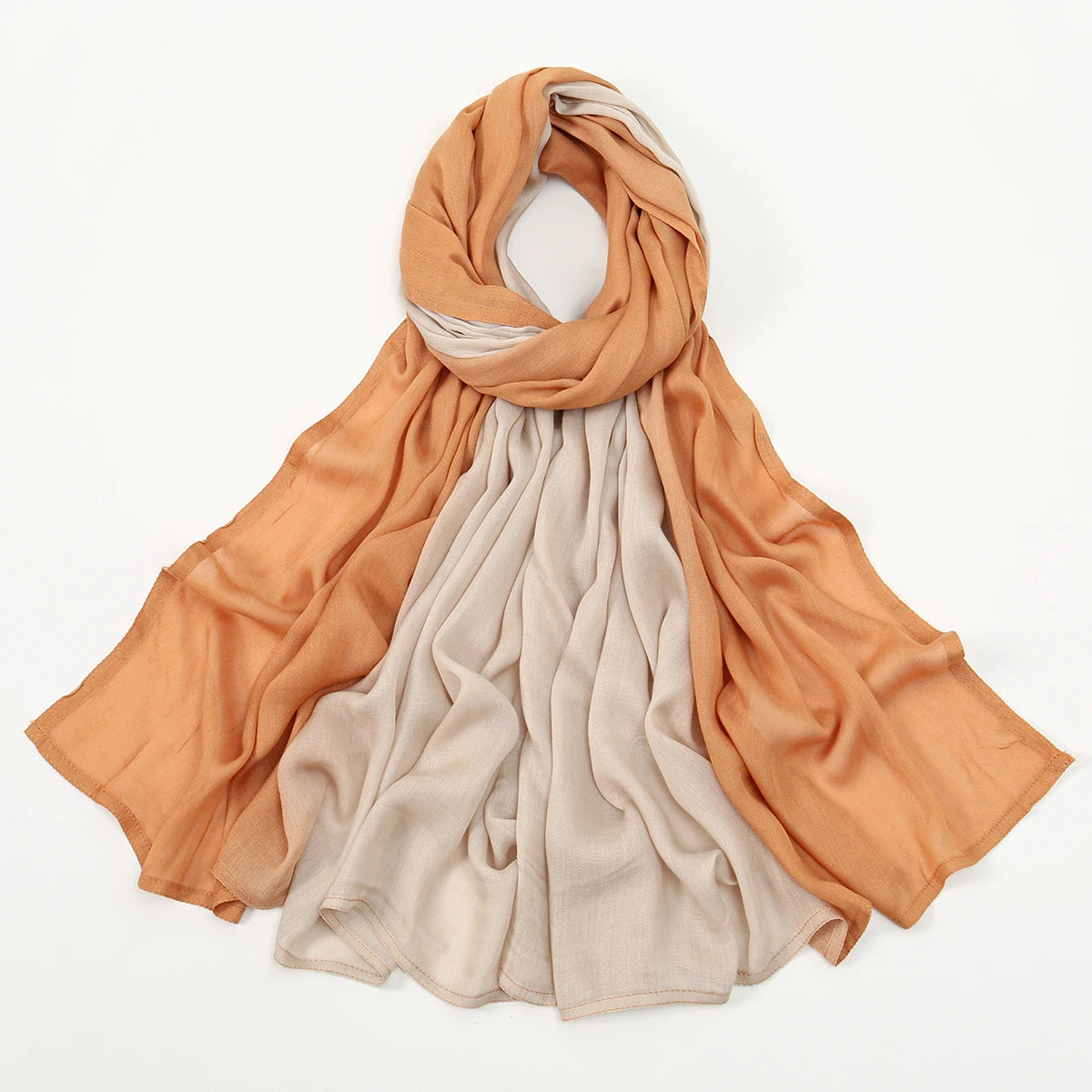 Écharpe de hijab en rayon fluide, dégradé orange et beige, drapée élégamment.