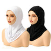 Weiher und schwarzer Instant-Fold-Hijab auf einem Mannequin-Kopf.