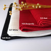 Ein Stapel aus gerüschtem Satin-Chiffon-Hijabs in Rot, Bordeaux, Weiß und Schwarz auf einer weißen Oberfläche.