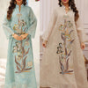 Eine Frau präsentiert ein hellblaues, besticktes Pailletten-Abaya für Abendkleidung mit goldenen Akzenten.