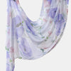 Fließender lilafarbener und rosa Aquarelldruck-Leinen-Baumwoll-Hijab-Schal elegant drapiert.