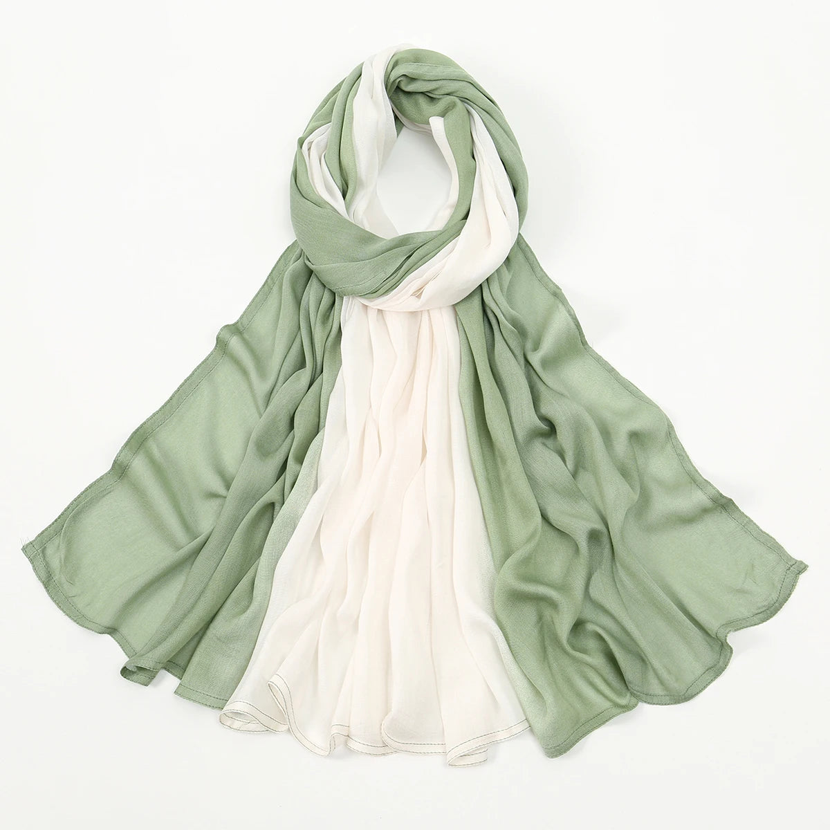 Foulard hijab fluide en modal dégradé vert sauge et blanc cassé.