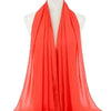 Helles korallenorange Chiffon-Hijab-Schal auf einem Mannequin.