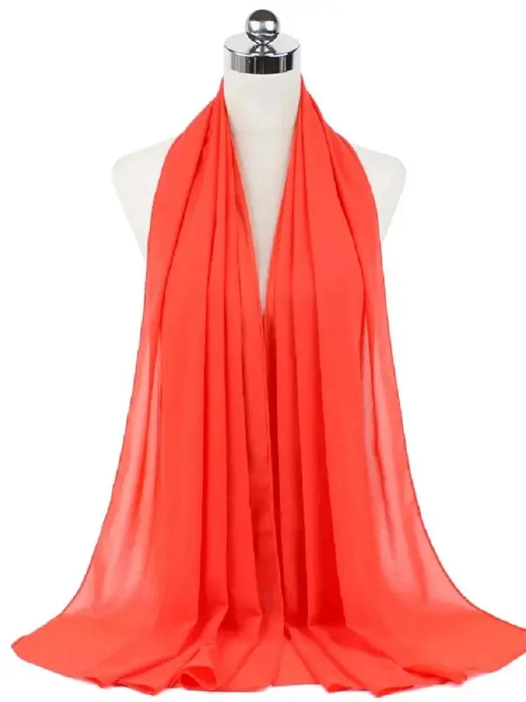 Helles korallenorange Chiffon-Hijab-Schal auf einem Mannequin.