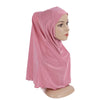 Pañuelo rosa para niños de Ramadán drapeado sobre la cabeza y los hombros de un maniquí.