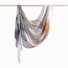 Fließender Aquarell-Ombré-gedruckter Rayon-Modal-Hijabschal, über einer Wäscheleine drapiert.