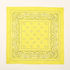 Foulard bandana en coton jaune avec des motifs paisley et floraux blancs complexes.