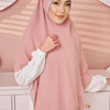 Eine Frau trägt einen rosa doppelschichtigen Chiffon-Instant-Hijab und ein weißes Hemd.