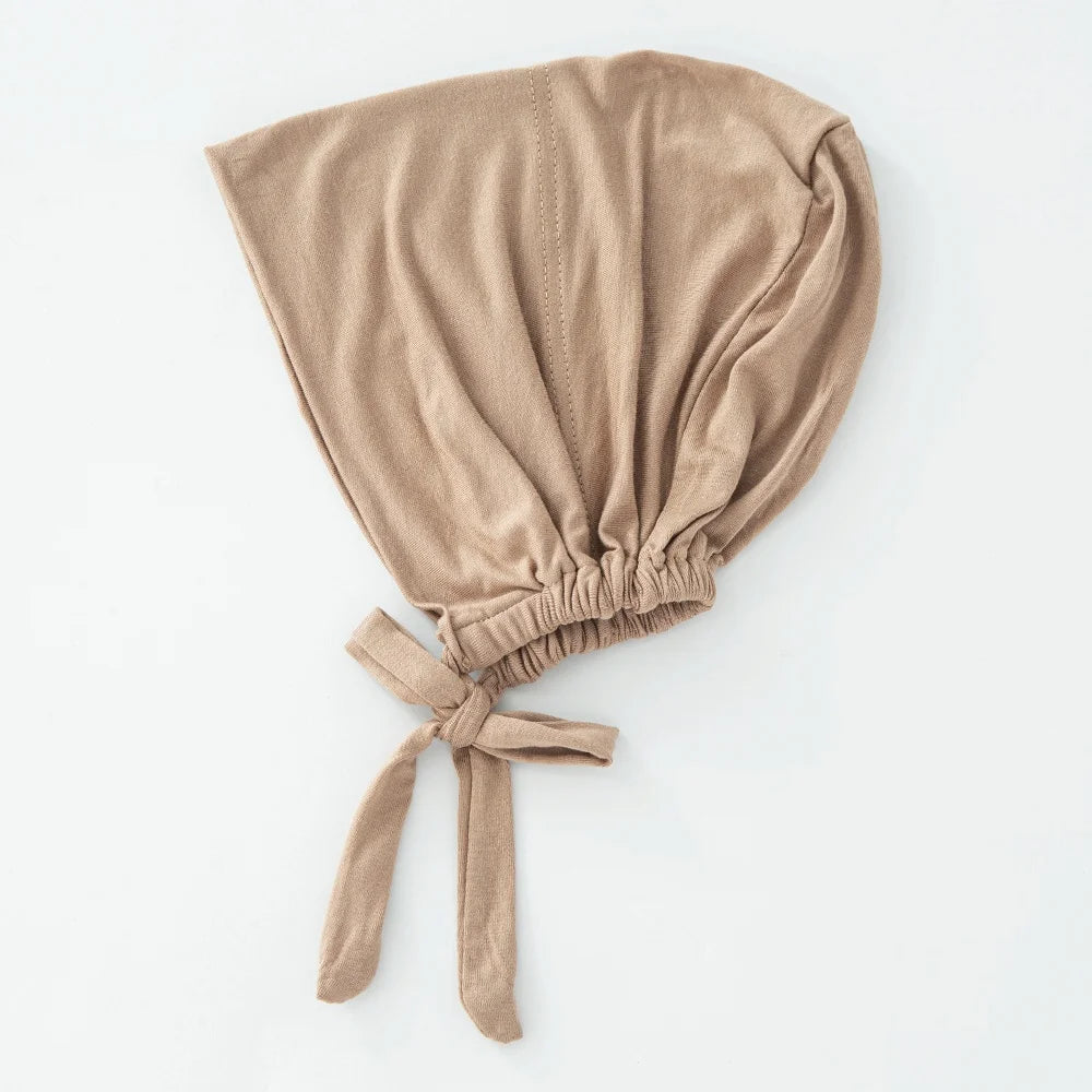 Beige mehrfarbiger innerer Hijab-Bonnet, gefaltet und am unteren Rand gebunden.