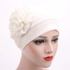 Weißer floraler bestickter Hijab-Turbanhut auf einem Mannequin-Kopf.