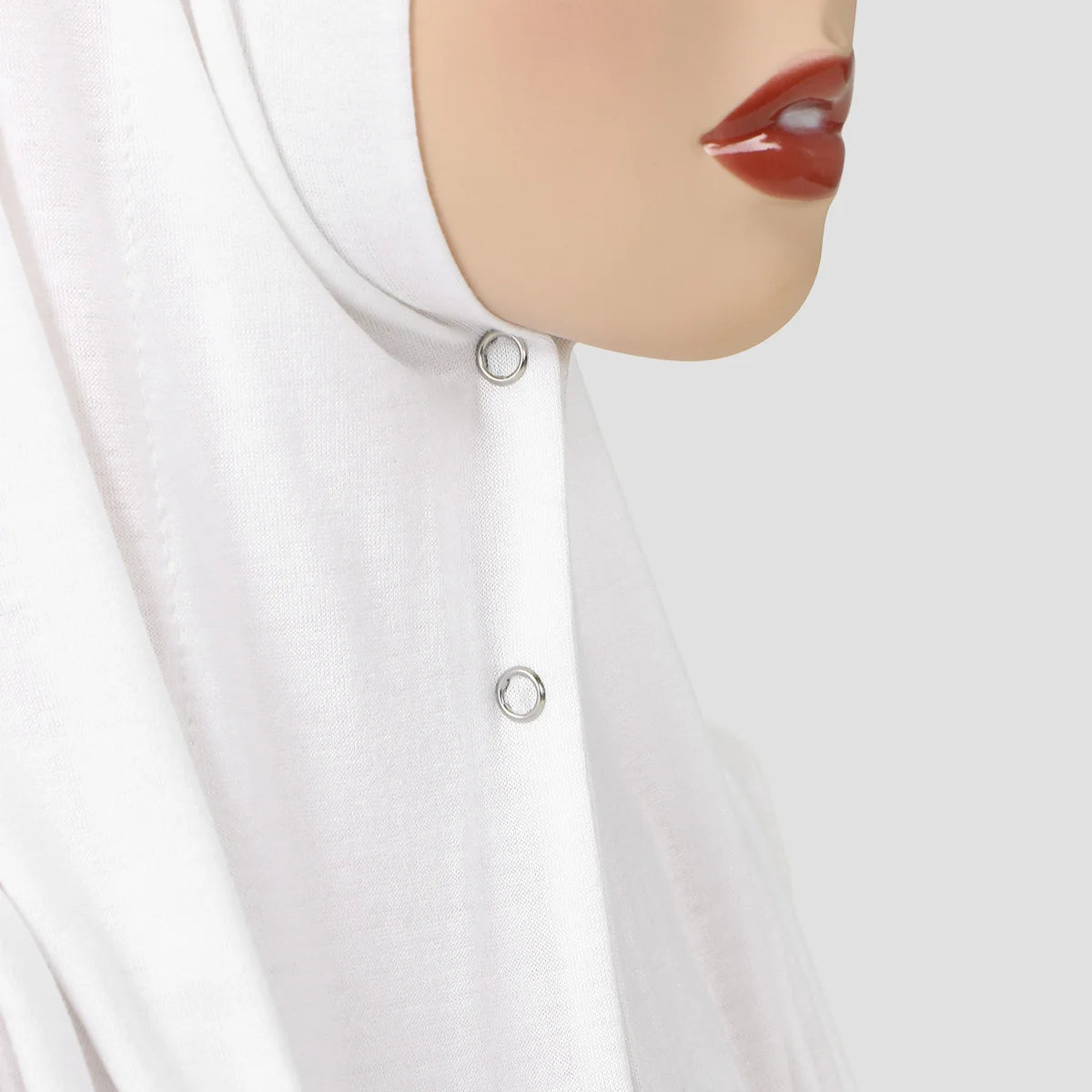 Nahaufnahme eines weißen Baumwoll-Jersey-Instant-Sport-Hijabs, über den Kopf eines Mannequins drapiert.