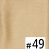 Gros plan d'un foulard modal beige multicolore avec le numéro 49 imprimé.