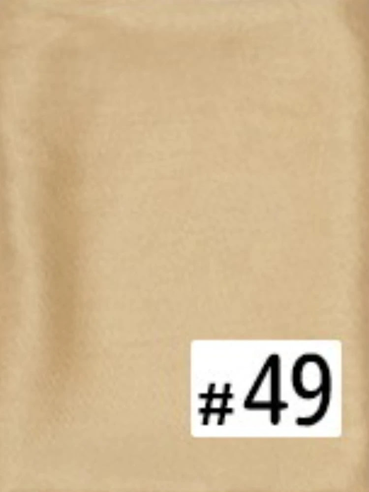 Gros plan d'un foulard modal beige multicolore avec le numéro 49 imprimé.