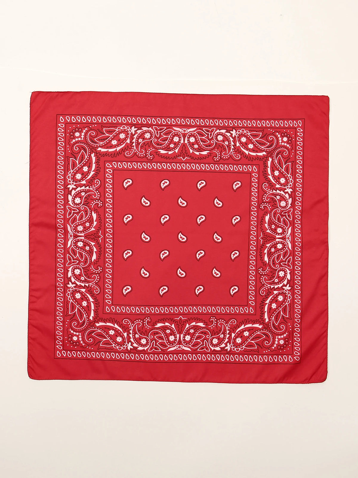 Tissu carré rouge avec des motifs paisley et floraux blancs complexes.
