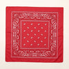 Tissu carré rouge avec des motifs paisley et floraux blancs complexes.