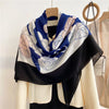 Damen-Leopard-Blusen-Schal aus Viscose mit blauen und rosa Blumenmustern, um den Hals drapiert.
