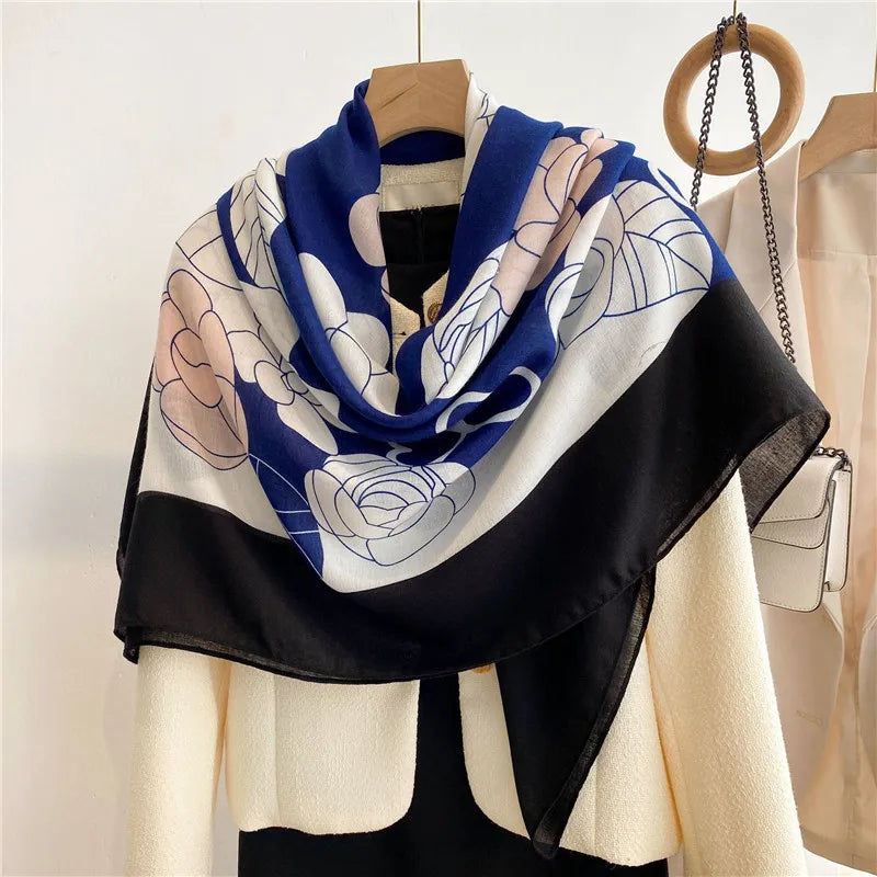 Damen-Leopard-Blusen-Schal aus Viscose mit blauen und rosa Blumenmustern, um den Hals drapiert.
