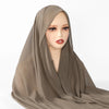 Model trägt einen beigen Instant-Chiffon-Hijab mit Cap, drapiert über Kopf und Schultern.