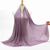 Lila Crinkle Chiffon Hijab-Schal drapiert um den Hals und die Schultern eines Mannequins.
