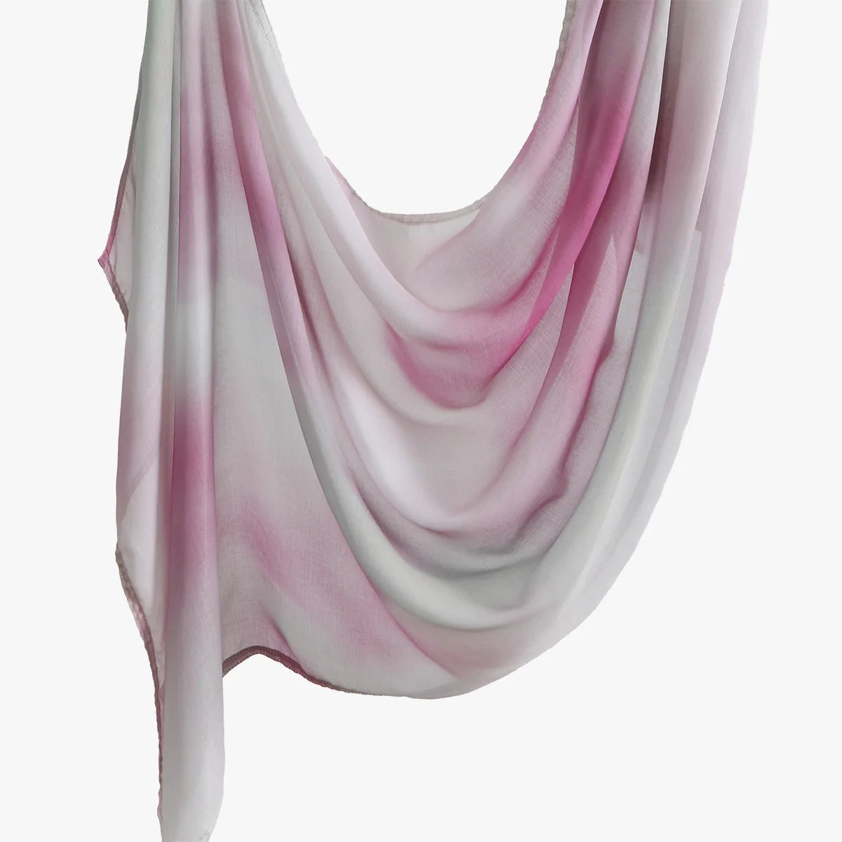 Écharpe de coton imprimée florale rose et blanc, transparente et fluide, drapée pour exposition.