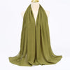 Elegantes, solides olivgrünes Chiffon-Hijab-Tuch über dem Hals einer Mannequin drapiert