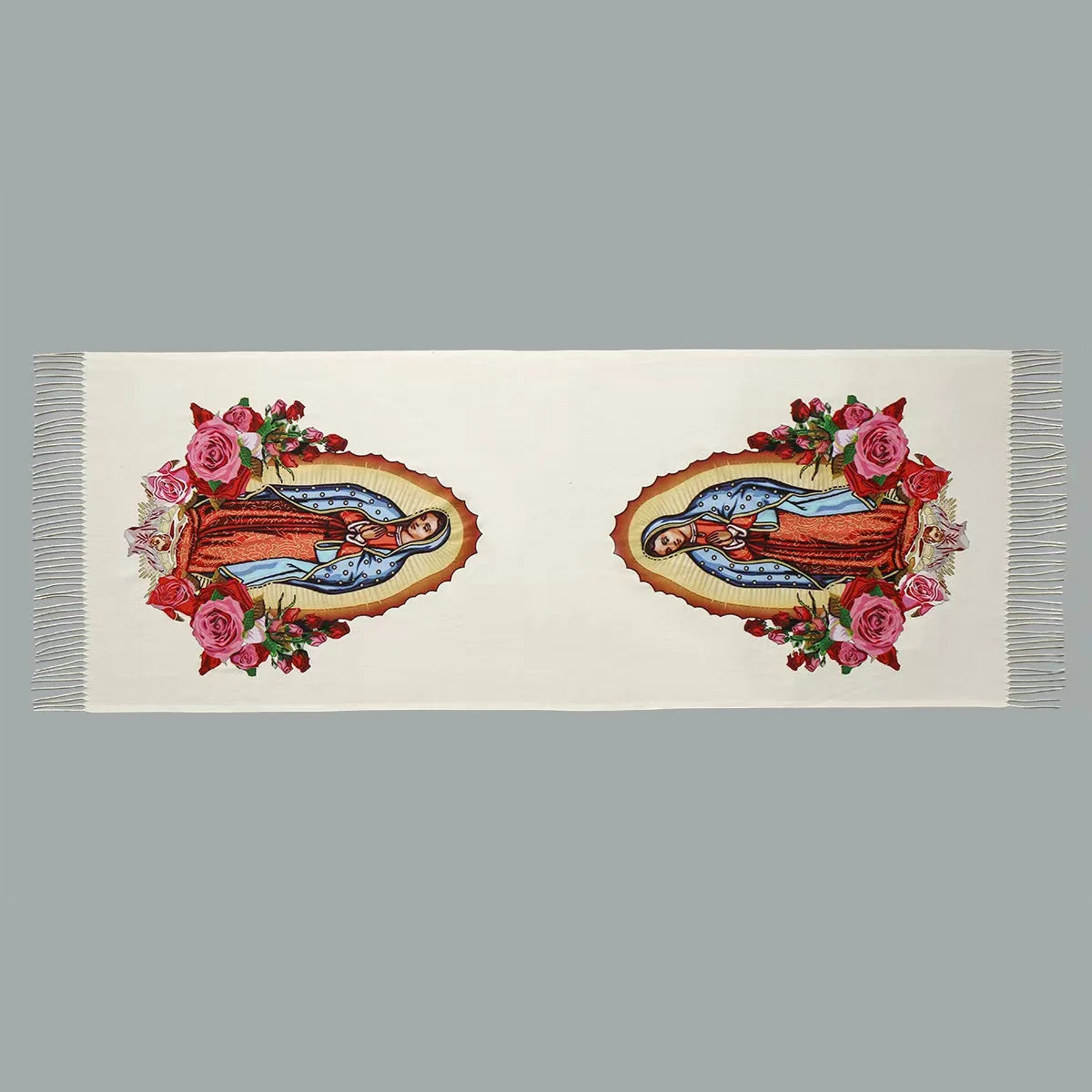 Bufanda de color crema con estampado de la Virgen de Guadalupe, rosas y follaje.