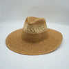 Breitkrempige Strohhut in natürlicher Beige-Farbe mit gewebter Struktur.