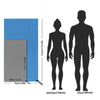 Un ensemble de serviettes de voyage microfibre bleues et grises, à côté de silhouettes d'une femme et d'un homme.