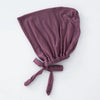 Tiefviolette Turban-Haube, gefaltet und unten gebunden.