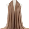 Ein drapierter, fester brauner Chiffon-Hijab-Schal auf einem Mannequin.