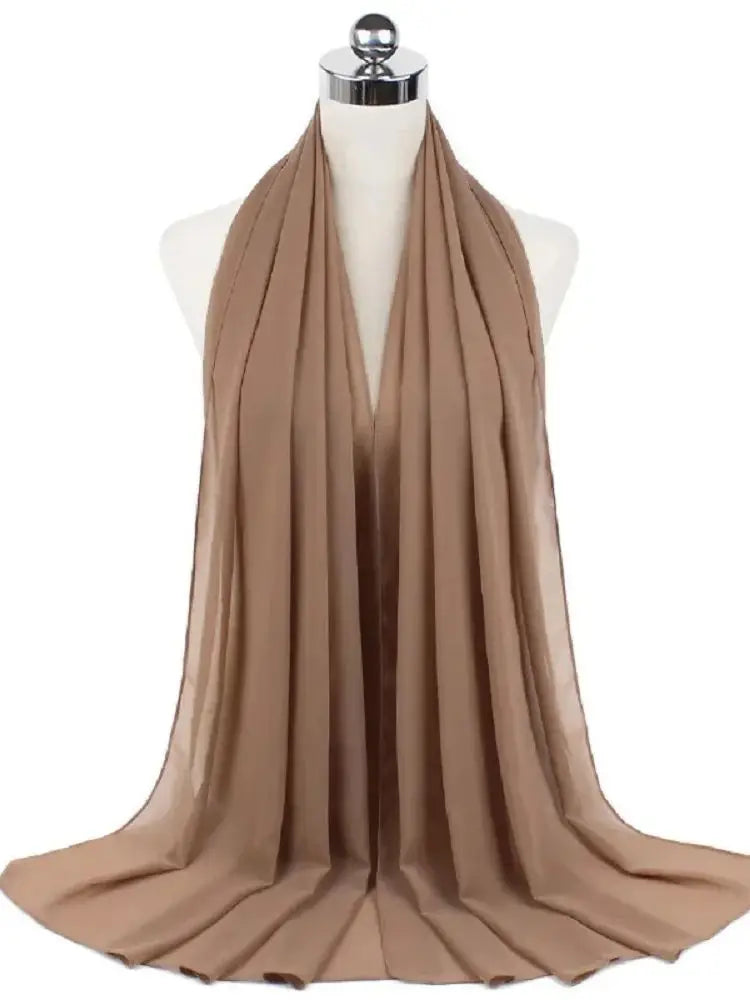 Ein drapierter, fester brauner Chiffon-Hijab-Schal auf einem Mannequin.