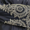 Túnica abaya color azul marino oscuro con bordado intrincado de encaje dorado en la manga.