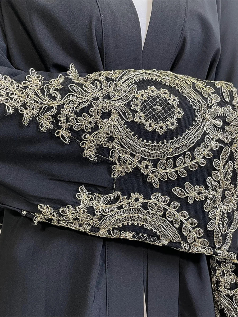 Túnica abaya color azul marino oscuro con bordado intrincado de encaje dorado en la manga.