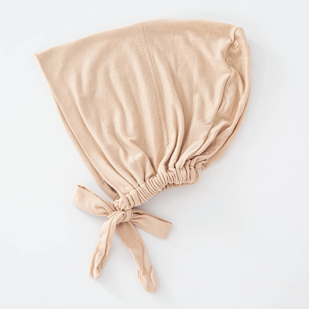 Beige mehrfarbiger innerer Hijab-Bonnet, gefaltet und gebunden