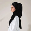 Eine Frau trägt einen schwarzen Instant-Hijab aus elastischem Modaljersey mit Trägern über einem weißen Oberteil.