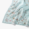 Hellblaue florale quadratische Hijab-Schal mit zarten rosa und grünen botanischen Mustern