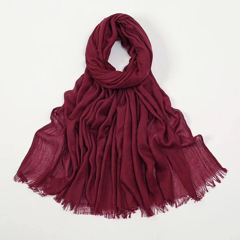 Elegante pañuelo de hijab de bambú color granate oscuro, drapeado y extendido.