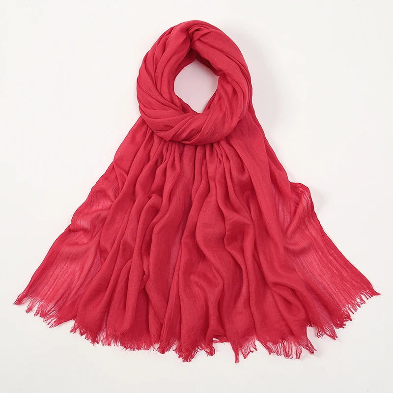 Elegante pañuelo de modal bambú rojo vibrante drapeado y fluido