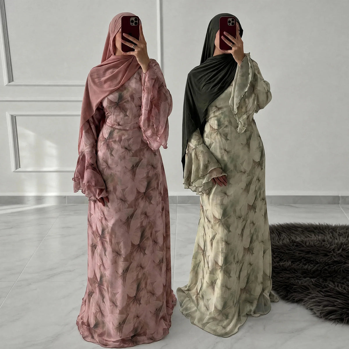 Eine Frau in einem eleganten rosa Blumenmuster abaya und Kaftan, frontal dargestellt.